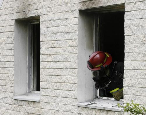 MIKE.DEAL@FREEPRESS.MB.CA 100527 - Thursday, May 27th, 2010 A fire in the Newdale apartment building at 2973 Pembina Hwy. resulted in an evacuation late Thursday morning. No word on damage or cause. MIKE DEAL / WINNIPEG FREE PRESS