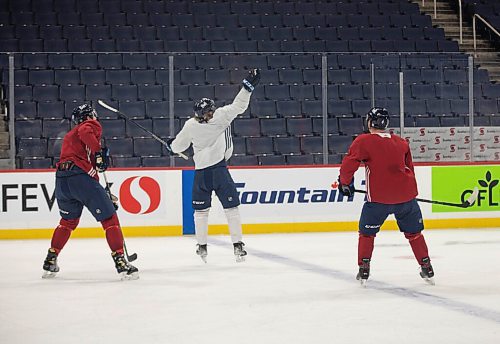 JESSICA LEE / WINNIPEG FREE PRESS

Jets players Kyle Connor (centre) catches the puck during a practice at the Canada Life Centre on October 25, 2021.


Reporter: Mike






