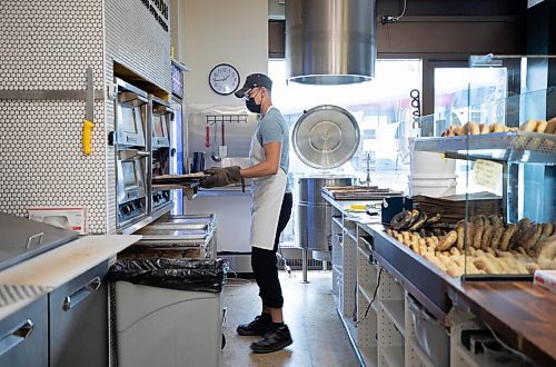 JESSICA LEE / WINNIPEG FREE PRESS

A worker at Bagelsmith prepares bagels on October 26, 2021.

Reporter: Joyanne






