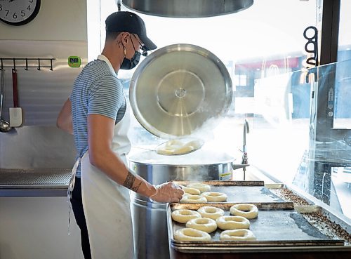 JESSICA LEE / WINNIPEG FREE PRESS

A worker at Bagelsmith prepares bagels on October 26, 2021.

Reporter: Joyanne








