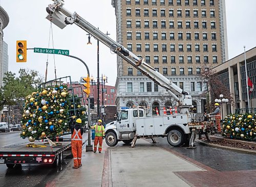JESSICA LEE / WINNIPEG FREE PRESS

Workers (from left to right) Ryan Anderson, Kevin Bonds and Jason Bichlbauer put up a Christmas tree at City Hall on October 27, 2021.








