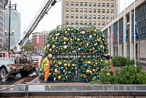 JESSICA LEE / WINNIPEG FREE PRESS

Workers put up a Christmas tree at City Hall on October 27, 2021.










