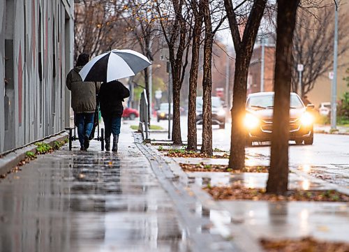 Mike Sudoma / Winnipeg Free Press
Two pedestrians hold an umbrella as they walk down Spence St in the Wednesday afternoon rain
October 27, 2021