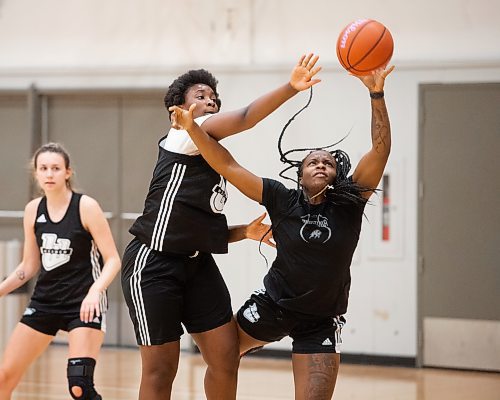 Mike Sudoma / Winnipeg Free Press

Faith Hezekiah (left) attempts to block guard, Kyanna Giles during a U of W Wesmen Women’s Basketball team practice at the Duckworth centre Wednesday afternoon

October 27, 2021