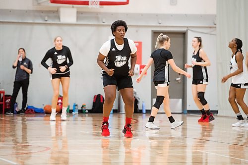 Mike Sudoma / Winnipeg Free Press
Faith Hezekiah (centre/front) works a drill with her teammates as the U of W Wesmen Womens Basketball team practice at the Duckworth centre Wednesday afternoon
October 27, 2021