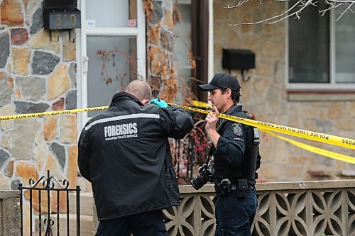 SHANNON VANRAES / WINNIPEG FREE PRESS

Police attend to a home on Toronto Street on October 28 2021.