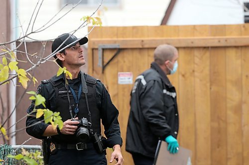 SHANNON VANRAES / WINNIPEG FREE PRESS

Police attend to a home on Toronto Street on October 28 2021.