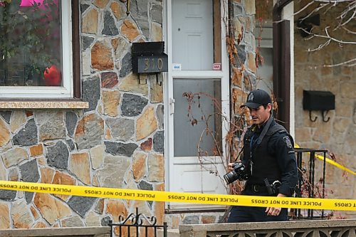 SHANNON VANRAES / WINNIPEG FREE PRESS

Police attend to a home on Toronto Street on October 28 2021.