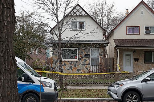 SHANNON VANRAES / WINNIPEG FREE PRESS

Police attend to a home on Toronto Street on October 28 2021.