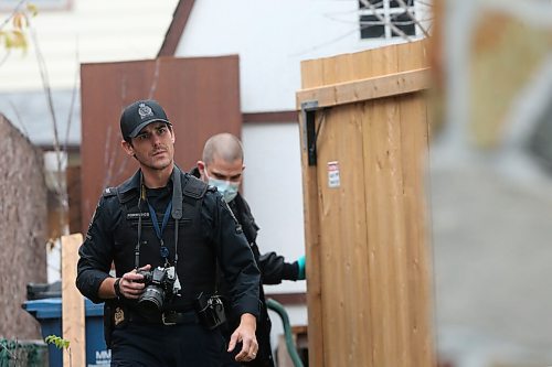 SHANNON VANRAES / WINNIPEG FREE PRESS

Police attend to a home on Toronto Street on October 28 2021.