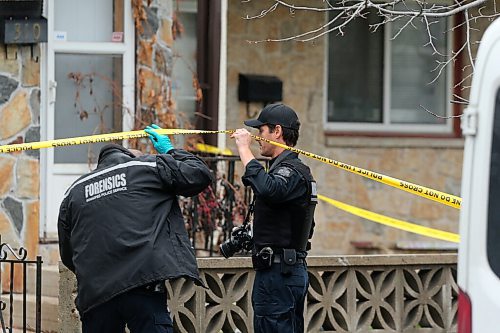 SHANNON VANRAES / WINNIPEG FREE PRESS

Police attend to a home on Toronto Street on October 28 2021.