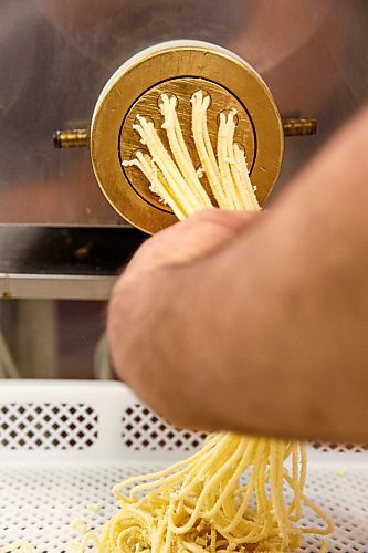 MIKE DEAL / WINNIPEG FREE PRESS
Alfonso Maury cuts fresh pasta from the machine during a demonstration.
Alfonso Maury, owner of La Pampa and Corrientes Argentine Pizzeria, has started a new fresh pasta venture called Tuco. He's making fresh, handmade Argentinian pastas and pre-made pasta dishes for sale to the public through La Pampa (his grocery market) at 1604 St. Mary's Road.
See Eva Wasney story
211028 - Thursday, October 28, 2021.