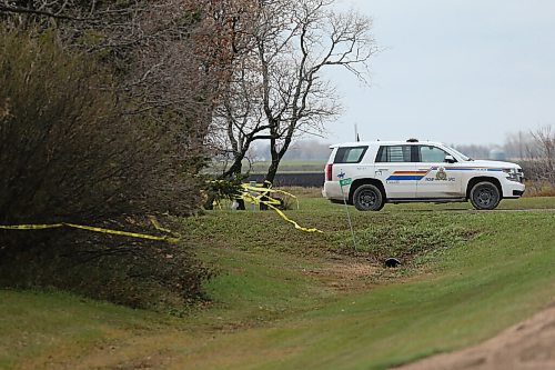 SHANNON VANRAES/WINNIPEG FREE PRESS
RCMP vehicles park in front of a home near the community of New Bothwell, where a 73-year-old woman was found deceased, on October 28, 2021.