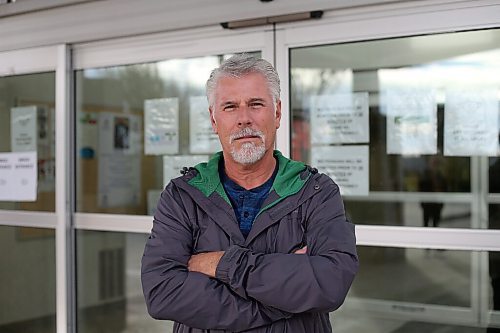 SHANNON VANRAES/WINNIPEG FREE PRESS
Bruce Talling, president of the Transcona East End Community Club, is frustrated by the costs clubs like his are incurring to enforce vaccine passport requirements and was photographed outside the community club on October 29, 2021.