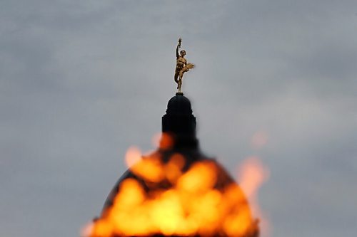 SHANNON VANRAES/WINNIPEG FREE PRESS
The Centennial Flame on Memorial Boulevard has been lit to mark the beginning of Remembrance Day activities throughout Manitoba and appeared to devour the top of the Legislative Building on October 29, 2021.