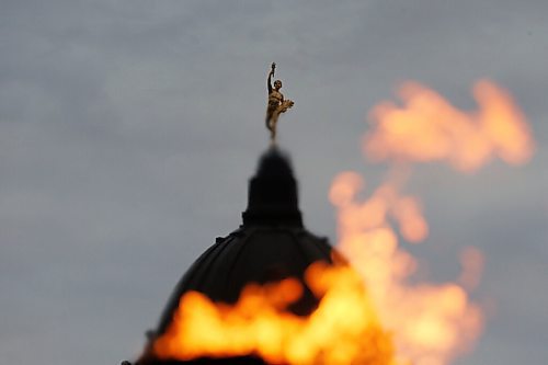 SHANNON VANRAES/WINNIPEG FREE PRESS
The Centennial Flame on Memorial Boulevard has been lit to mark the beginning of Remembrance Day activities throughout Manitoba and appeared to devour the top of the Legislative Building on October 29, 2021.