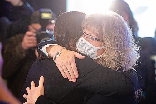 Mike Sudoma / Winnipeg Free Press
Heather Stefanson hugs rival Shelly Glover after being announced as Premier of Manitoba Saturday at the Victoria Inn Saturday afternoon
October 30, 2021