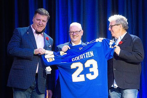 Mike Sudoma / Winnipeg Free Press
Kelvin Goertzen is awarded with a Winnipeg blue Bombers Jersey during the Tories leadership vote  at the Victoria Inn Saturday afternoon
October 30, 2021