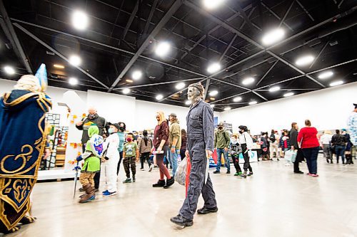 Mike Sudoma / Winnipeg Free Press
Michael Meyers walks amongst costume cladded attendees of Comic Con 2021 at the RBC Convention Centre Saturday
October 30, 2021