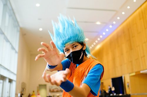 Mike Sudoma / Winnipeg Free Press
Comic Con attendee, Corbin Mader, dresses up as the Goku from Dragon Ball Z, Saturday morning at the RBC Convention Centre
October 30, 2021