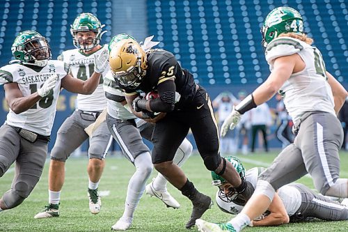 Mike Sudoma / Winnipeg Free Press
Bisons running back, Noah Anderson, makes his way through the University of Saskatchewan Huskies defence during their game at investors Group field Saturday
October 30, 2021