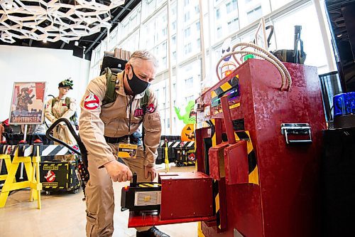 Mike Sudoma / Winnipeg Free Press
The Winnipeg Ghostbusters member, Andrew Royal, takes a minute to show how his hand built ghost containment unit works at the groups booth at Comic Con Saturday afternoon at the RBC Convention Centre
October 30, 2021