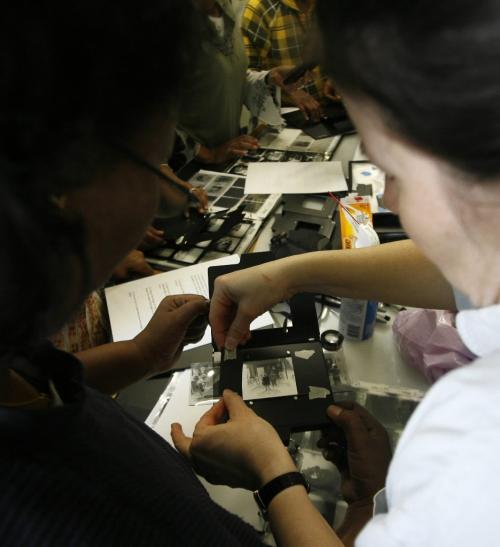 MIKE.DEAL@FREEPRESS.MB.CA 100529 - Saturday, May 29th, 2010 Artist Sarah Crawley works with a group of Eritrean women who are learning how to use film cameras and make traditional prints in a darkroom. See Carol Sanders story. MIKE DEAL / WINNIPEG FREE PRESS