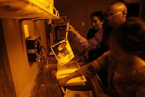 MIKE.DEAL@FREEPRESS.MB.CA 100529 - Saturday, May 29th, 2010 Eritrean women developing prints during a traditional print making session in the darkroom at Prairieview. See Carol Sanders story. MIKE DEAL / WINNIPEG FREE PRESS