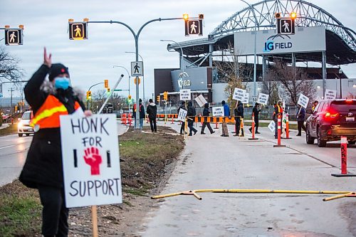 MIKAELA MACKENZIE / WINNIPEG FREE PRESS

Picketers intermittently stop traffic on University Crescent at the University of Manitoba in Winnipeg on Tuesday, Nov. 2, 2021. For Maggie story.
Winnipeg Free Press 2021.