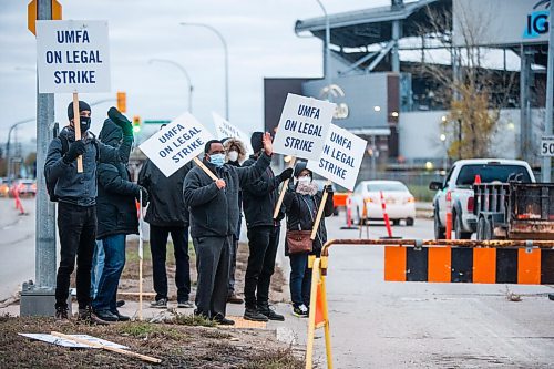 MIKAELA MACKENZIE / WINNIPEG FREE PRESS

Picketers intermittently stop traffic on University Crescent at the University of Manitoba in Winnipeg on Tuesday, Nov. 2, 2021. For Maggie story.
Winnipeg Free Press 2021.