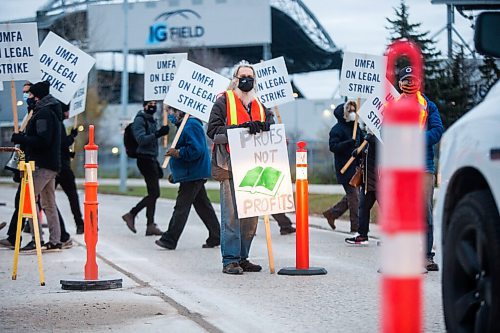 MIKAELA MACKENZIE / WINNIPEG FREE PRESS

James Hare, professor emeritus of biological sciences (centre), intermittently stops traffic while on the picket line on University Crescent at the University of Manitoba in Winnipeg on Tuesday, Nov. 2, 2021. For Maggie story.
Winnipeg Free Press 2021.