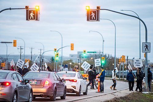 MIKAELA MACKENZIE / WINNIPEG FREE PRESS

Picketers intermittently stop traffic on University Crescent at the University of Manitoba in Winnipeg on Tuesday, Nov. 2, 2021. For Maggie story.
Winnipeg Free Press 2021.