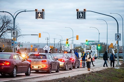 MIKAELA MACKENZIE / WINNIPEG FREE PRESS

Picketers intermittently stop traffic on University Crescent at the University of Manitoba in Winnipeg on Tuesday, Nov. 2, 2021. For Maggie story.
Winnipeg Free Press 2021.