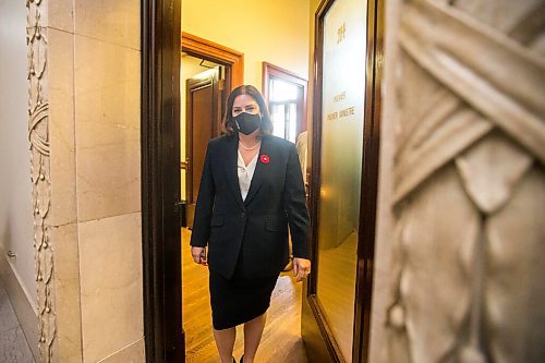 MIKAELA MACKENZIE / WINNIPEG FREE PRESS

Premier Heather Stefanson walks to her first press conference since becoming premier at the Manitoba Legislative Building in Winnipeg on Tuesday, Nov. 2, 2021. For --- story.
Winnipeg Free Press 2021.