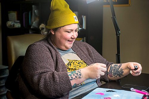 MIKAELA MACKENZIE / WINNIPEG FREE PRESS

Bead N Butter owner Jessie Pruden beads in her home studio in Winnipeg on Tuesday, Nov. 2, 2021. For Dave Sanderson story.
Winnipeg Free Press 2021.