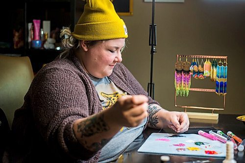 MIKAELA MACKENZIE / WINNIPEG FREE PRESS

Bead N Butter owner Jessie Pruden beads in her home studio in Winnipeg on Tuesday, Nov. 2, 2021. For Dave Sanderson story.
Winnipeg Free Press 2021.