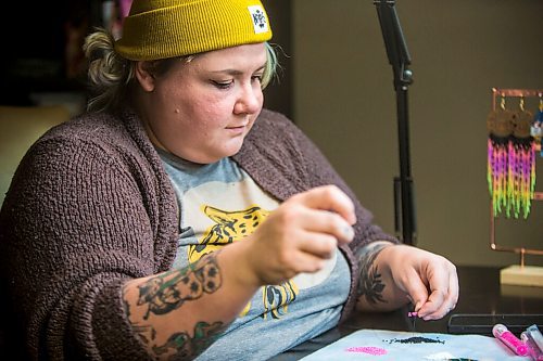 MIKAELA MACKENZIE / WINNIPEG FREE PRESS

Bead N Butter owner Jessie Pruden beads in her home studio in Winnipeg on Tuesday, Nov. 2, 2021. For Dave Sanderson story.
Winnipeg Free Press 2021.