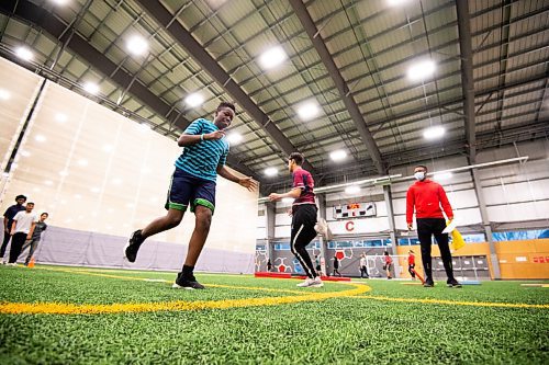 Mike Sudoma / Winnipeg Free Press
Tian Sakendu participates in a strength training drill with Athletics Manitoba Tuesday night at the Axworthy Health and Recplex
November 2, 2021