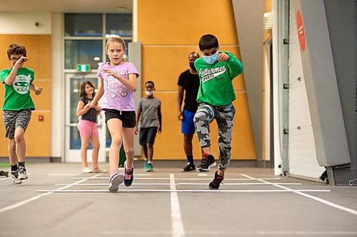 Mike Sudoma / Winnipeg Free Press
Hailey Mackenzie and Araz Alkhalee participate in a sprinting drill during a track and field program put on by Athletics Manitoba Tuesday night at the Axworthy Health and Recplex
November 2, 2021