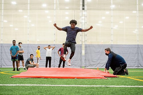 Mike Sudoma / Winnipeg Free Press
Wilfred Onunkwo participates in a triple jump drill during a ntracka nd field program with Athletics Manitoba Tuesday night at the Axworthy Health and Recplex
November 2, 2021