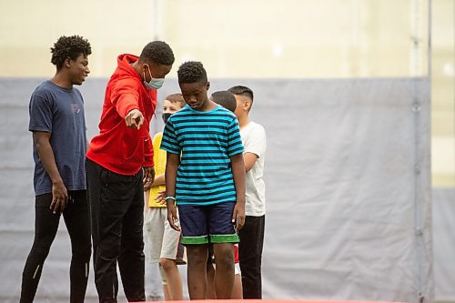 Mike Sudoma / Winnipeg Free Press
Instructor, Alhaji Mansaray, teaches track and field program attendee, Tian Sakendu a few tips during a triple jump drill Tuesday night at the Axworthy Health and Recplex
November 2, 2021