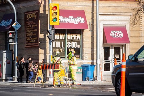 Mike Sudoma / Winnipeg Free Press
A construction worker holds up a traffic sign at a job site on Selkirk Ave and Salter St thats been on going since June
November 2, 2021