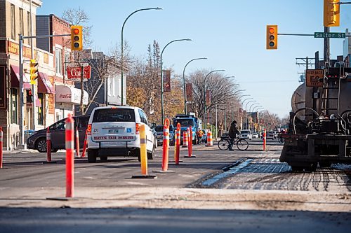 Mike Sudoma / Winnipeg Free Press
A cyclist rides by a construction site at Selkirk Ave and Salter St Wednesday afternoon
November 2, 2021