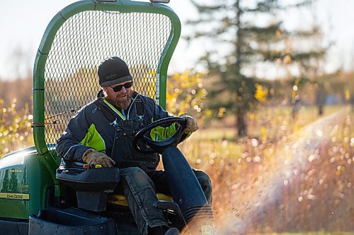 Mike Sudoma / Winnipeg Free Press
Southside Golf Course Superintendent, Craig Campbell, cuts a temporary golf green Wednesday afternoon to get ready for a weekend full of golfers who will be taking advantage of the warmer temperatures this upcoming weekend 
November 3, 2021