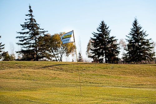 Mike Sudoma / Winnipeg Free Press
Southside Golf Courses flag waves in the wind on one of the courses greens Wednesday
November 3, 2021