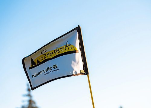 Mike Sudoma / Winnipeg Free Press
Southside Golf Courses flag waves in the wind on one of the courses greens Wednesday
November 3, 2021