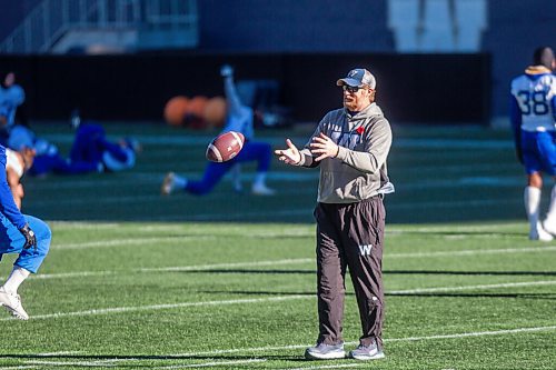 MIKAELA MACKENZIE / WINNIPEG FREE PRESS

Coach Mike O'Shea at Bombers practice at IG Field in Winnipeg on Thursday, Nov. 4, 2021. For --- story.
Winnipeg Free Press 2021.