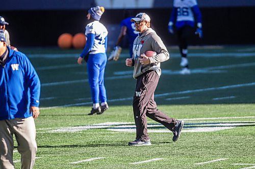 MIKAELA MACKENZIE / WINNIPEG FREE PRESS

Coach Mike O'Shea at Bombers practice at IG Field in Winnipeg on Thursday, Nov. 4, 2021. For --- story.
Winnipeg Free Press 2021.