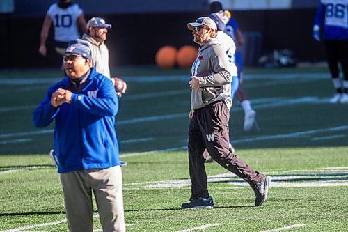 MIKAELA MACKENZIE / WINNIPEG FREE PRESS

Coach Mike O'Shea at Bombers practice at IG Field in Winnipeg on Thursday, Nov. 4, 2021. For --- story.
Winnipeg Free Press 2021.