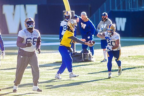 MIKAELA MACKENZIE / WINNIPEG FREE PRESS

Quarterback Zach Collaros (8) passes the ball to Brady Oliveira (20) at Bombers practice at IG Field in Winnipeg on Thursday, Nov. 4, 2021. For --- story.
Winnipeg Free Press 2021.